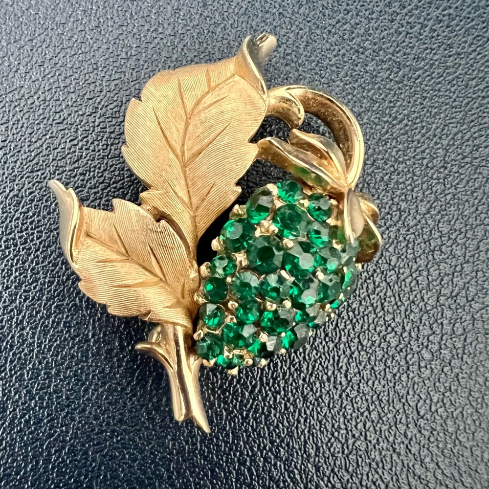 VTG CROWN TRIFARI RHINESTONE GREEN STRAWBERRY PIN BROOCH GOLD TONE - Picture 1 of 7